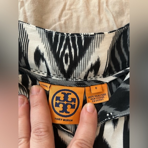 Tory Burch Black and White Patterned Women's Top 100% Silk size 8 - Picture 2 of 5